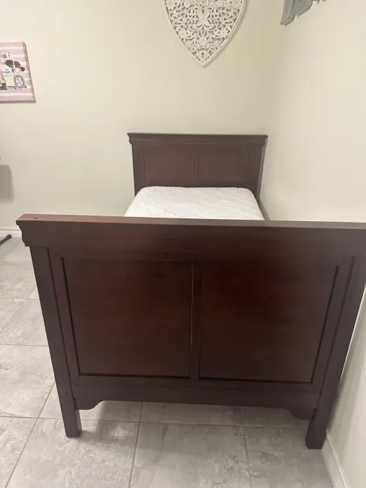 venta de 2 camas gemelas , escritorio de madera seminuevos