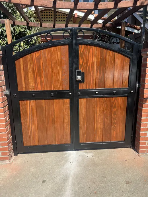 Elegante Puerta de Madera y Metal en Venta