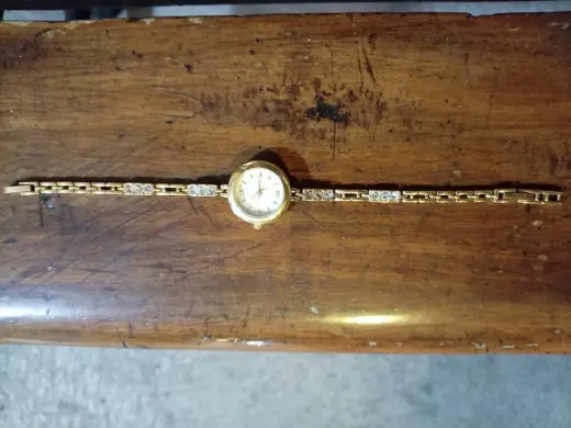 RELOJ AVON BANADO EN ORO BUEN ESTADO