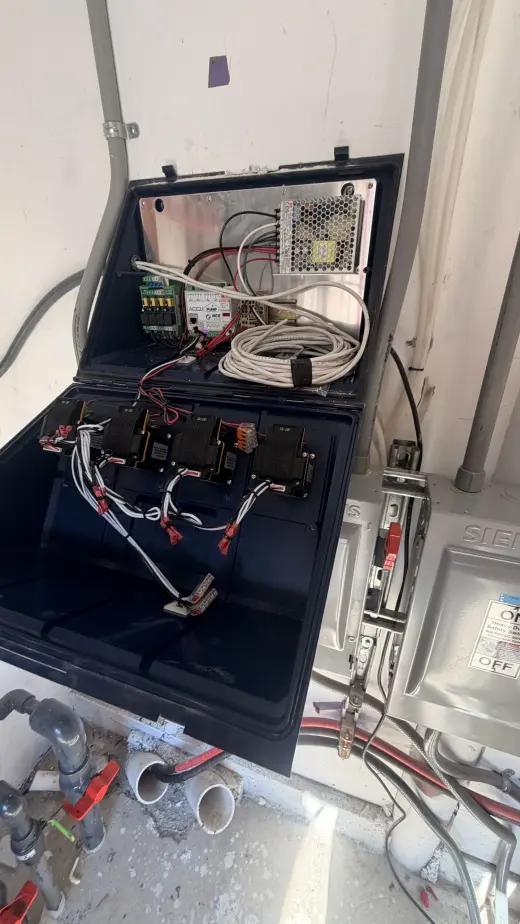 Panel de Control Eléctrico con Componentes