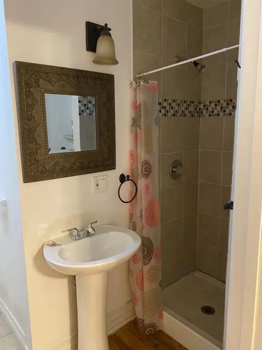 Cuarto con baño propio y salida independiente