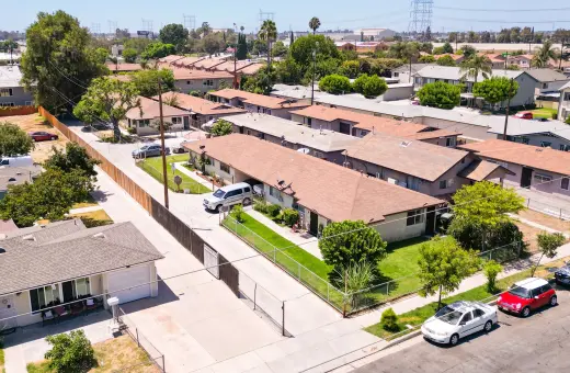 BELL GARDENS Se renta casa duplex muy amplia,de aproximadamente 1150 pies