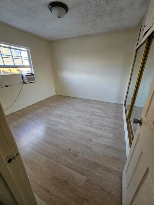 se renta cuarto en downey $ 900.00