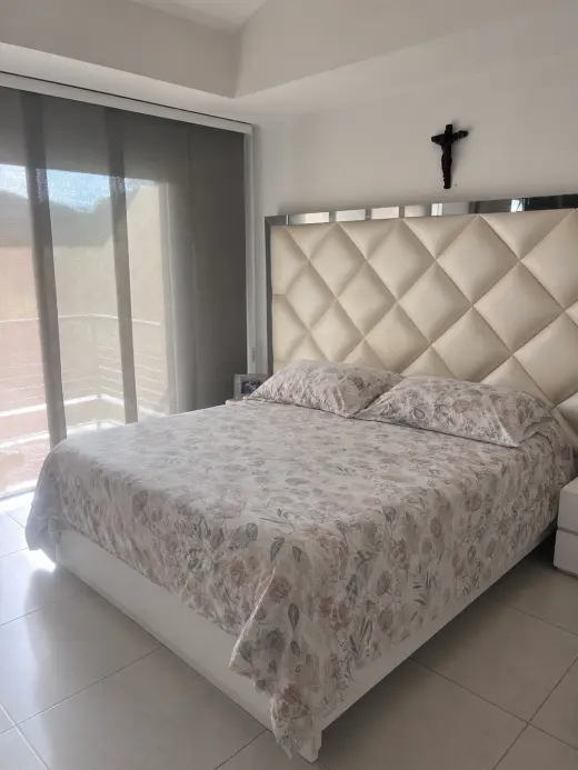 Cama Elegante de Tamaño Queen con Ropa de Cama Floral