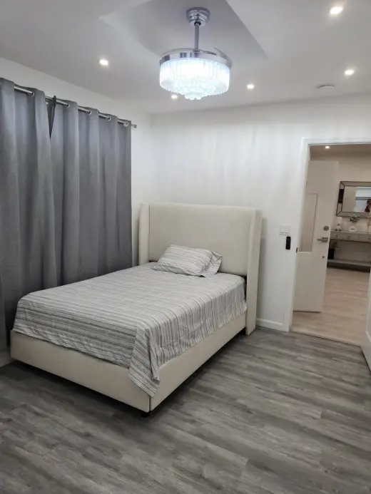 SE ALQUILA HABITACIÓN CON BAÑO PRIVADO...