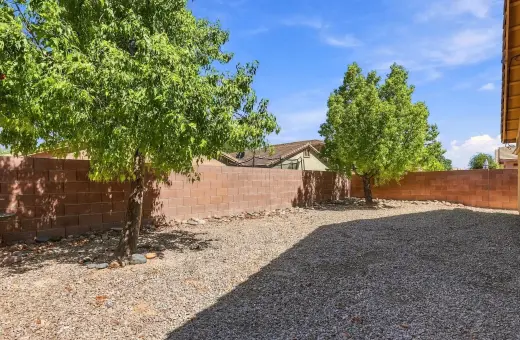 Bright & Sunny Home Ready to Move In