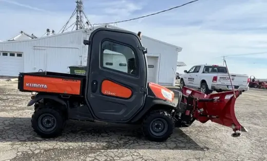 Vehículo Utilitario Kubota con Accesorio de Desbrozadora
