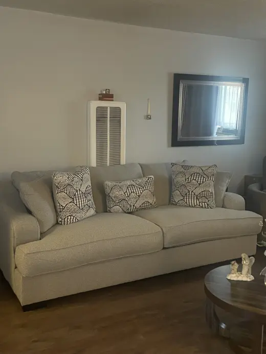 Hermosa sala prácticamente nueva