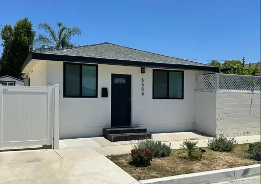 Welcome to this charming detached 1-bedroom