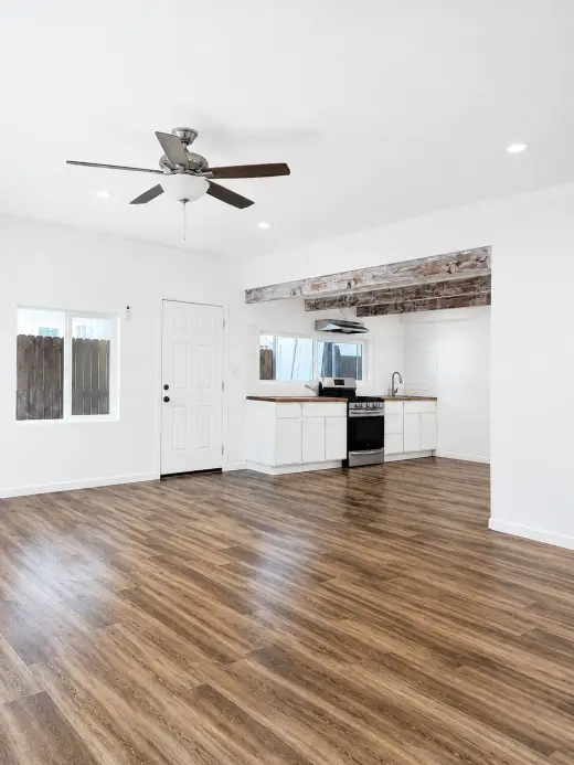 2 RECÁMARAS / 1 BAÑO – 1,100 FT² – PATIO CUBIERTO – $2,750