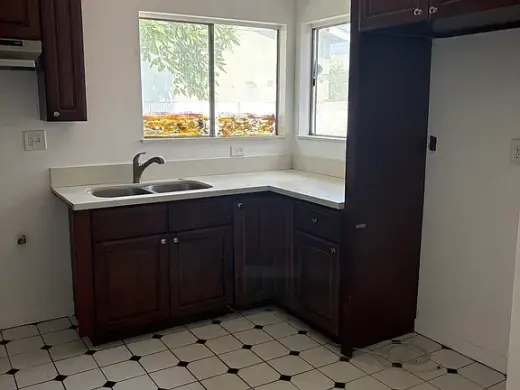 Santa Ana CA 2 bedrooms, 1-1/2 bath in rear of duplex