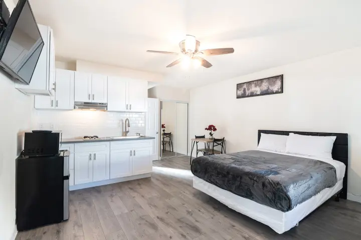 Estudio Amueblado en W 3rd St $1,295 - Westlake