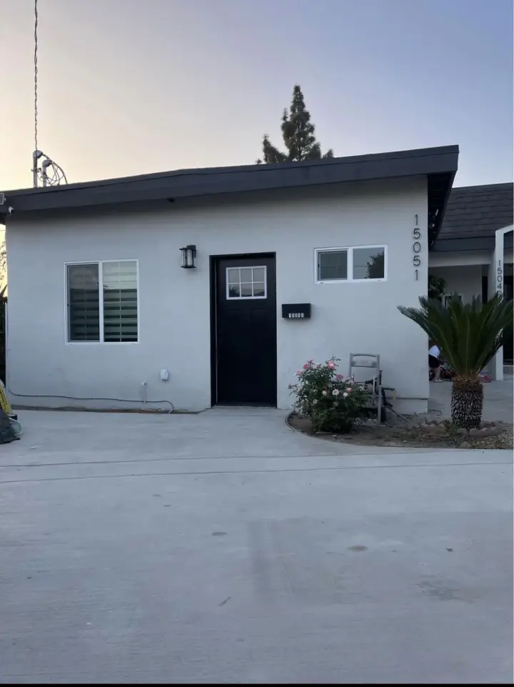 1 dormitorio y 1 baño en Sylmar