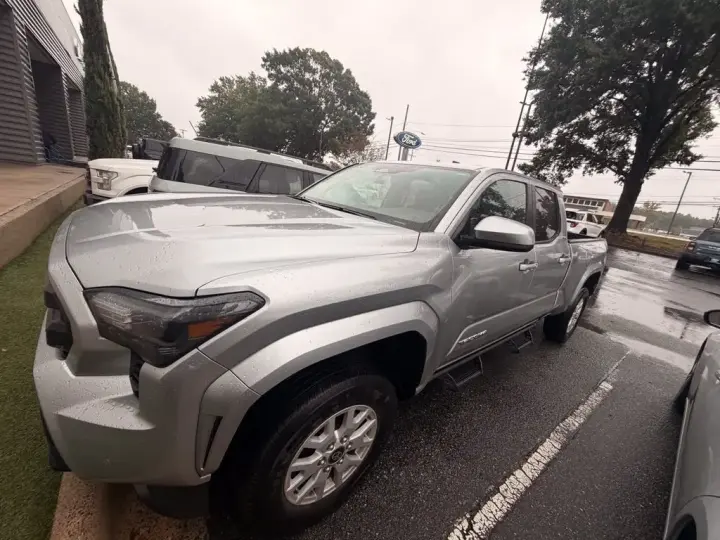 Toyota Tacoma 2024 4x2 SR5 4 puertas Cabina Doble 5.0 ft SB