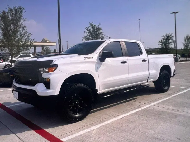 Chevrolet Silverado 1500 2023 4x4 Custom Trail Boss Cabina Crew Cabina de 4 puertas 5.8 pies SB