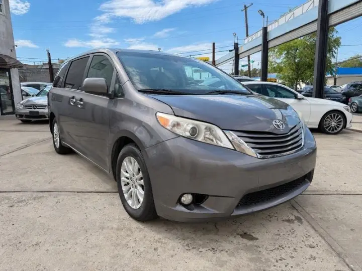 2016 Toyota Sienna XLE FWD 8-Passenger V6