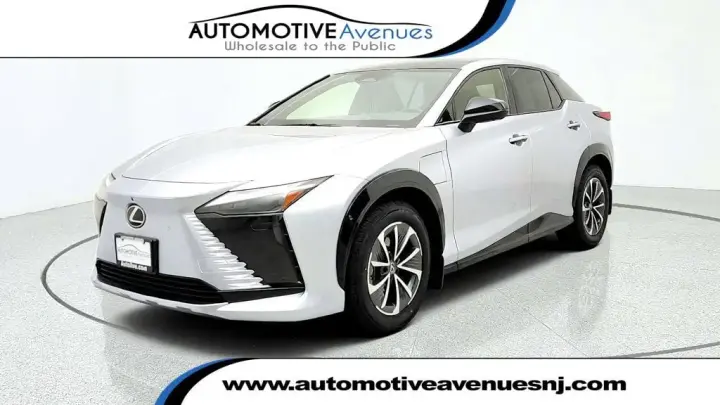 Lexus RZ 450e 2023 AWD Premium 4dr Crossover con ruedas de 18 pulgadas