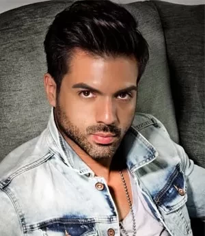 Emcee Keven Ramirez Brings Energy at the Next Quince Expo