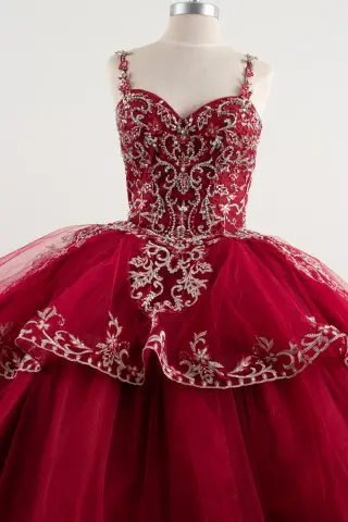 Red sleeveless quinceañera dress with open back, floral straps, and voluminous ball gown skirt with lace appliqués -2