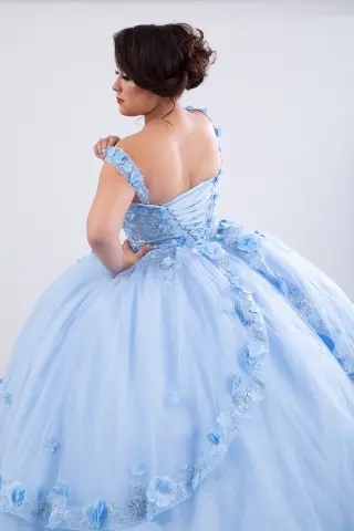 Light blue quinceañera dress with floral appliqués, sweetheart neckline, and voluminous ball gown skirt -4