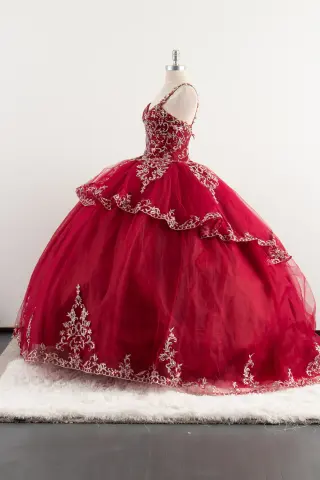 Red sleeveless quinceañera dress with open back, floral straps, and voluminous ball gown skirt with lace appliqués -3